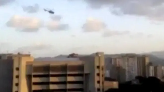 Esta imagen pertenece a un video que muestra el momento en el que el helicóptero sobrevuela el TSJ.