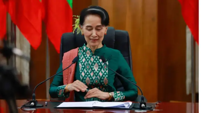 နိုင်ငံတော် အတိုင်ပင်ခံ ပုဂ္ဂိုလ် ဒေါ်အောင်ဆန်းစုကြည်