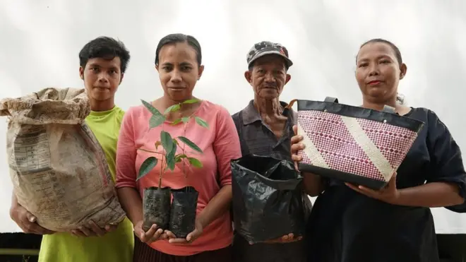 Warga berobat dengan bayaran bibit pohon.