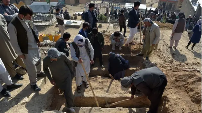 شماری از قربانیان امروز در قبرستانی در غرب کابل به خاک سپرده شدند