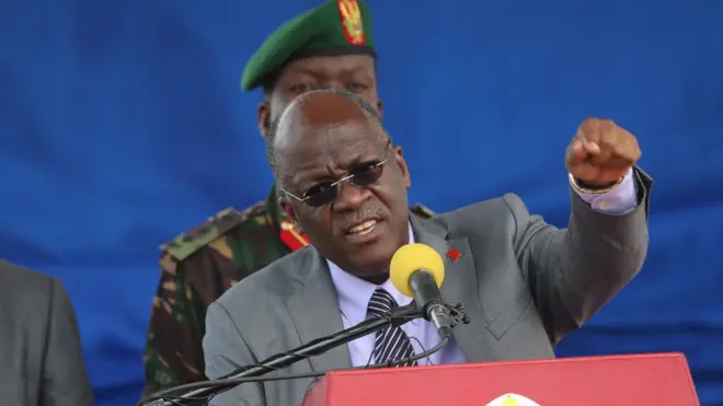 Magufuli akizungumza na wananchi katika sherehe za ufunguzi wa Barabara ya Iringa-Dodoma Jumapili