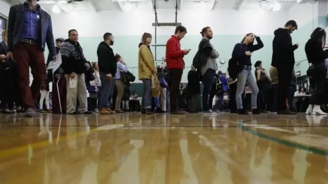 မဲပေးဖို့ တန်းစီစောင့်နေကြသူများ