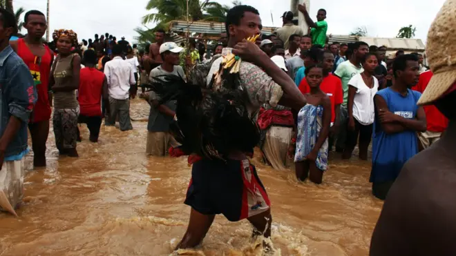 Dans le nord-ouest du pays où il a également beaucoup plu, des villes sont actuellement sous les eaux.