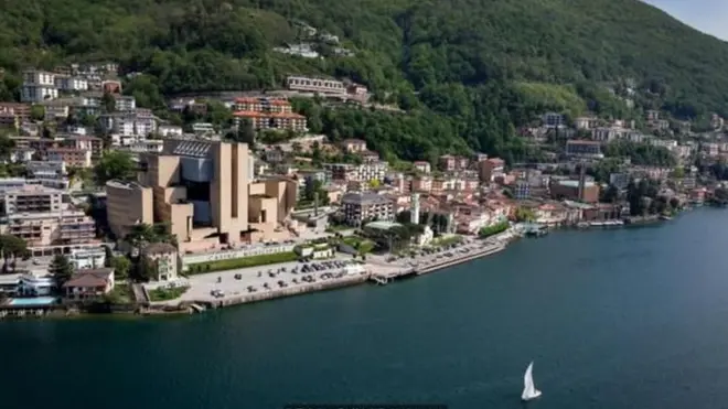 تحظى بلدة كامبيوني ديتاليا بموقع متميز على بحيرة لوغانو