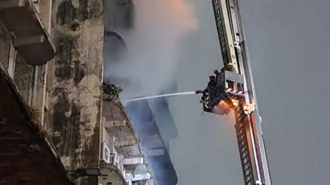 మంటలను ఆరుపుతున్న ఫైర్ సిబ్బంది