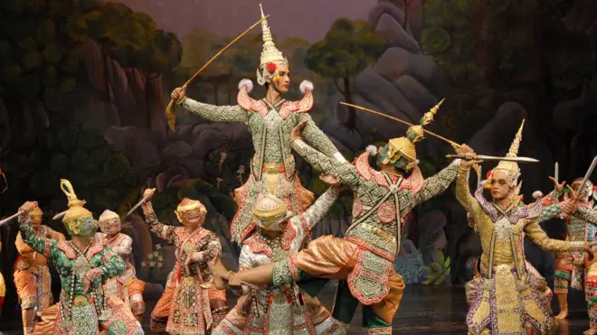 โขน เป็นนาฏศิลป์และศิลปะชั้นสูงที่เก่าแก่ของไทยที่รวมศาสตร์และศิลป์หลายแขนงเข้าไว้ด้วยกัน ทั้งนาฏศิลป์ ดนตรี วรรณกรรม พิธีกรรม และงานช่างฝีมือต่าง ๆ