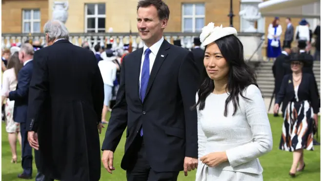 Джереми Хант с женой Люсией Гуо