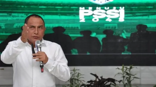 Edy Rahmayadi, sebelumnya kerap berkeras bertahan di PSSI meski didesak mundur, baik karena merangkap jabatan maupun persoalan persepakbolaan.