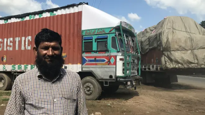 शाकिर ट्रकों के पहियों में ग्रीस लगाने का काम करते हैं लेकिन इन दिनों उन्हें काम नहीं मिल पा रहा है