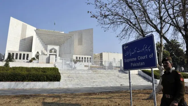 درخواست میں یہ بھی موقف اختیار کیا گیا ہے کہ چونکہ پاناما لیکس کے معاملے کی تحقیقات کرنے والی مشترکہ تحقیقاتی ٹیم کی رپورٹ کی روشنی میں نئے حقائق سامنے آئے ہیں اس لیے ہائی کورٹ کے فیصلے کو کالعدم قرار دیتے ہوئے قومی احتساب بیورو کے اس معاملے کی تحقیقات کا حکم دیا جائے۔