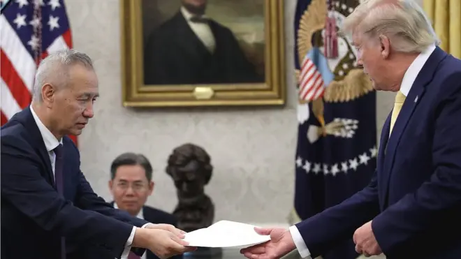 Phó Thủ tướng Trung Quốc Liu Hạc chuyển cho Tổng thống Hoa Kỳ Donald Trump một bức thư của Chủ tịch Trung Quốc Tập Cận Bình sau khi ông Trump công bố thỏa thuận thương mại "giai đoạn một" với Trung Quốc tại Phòng Bầu dục, Nhà Trắng hôm 11/10/2019 ở Washington