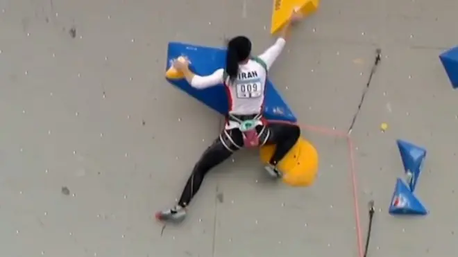 په سوېلي کوریا کې د اسیا د غر ختونکو سیالۍ کې د ایران لوبغاړې ایلناز ریکابي پایلوبه کې د حجاب له اغوستلو ډډه وکه. دا په ایران کې له وروستیو لاریونونو سره د همغږۍ ښکارندويي کوي. .