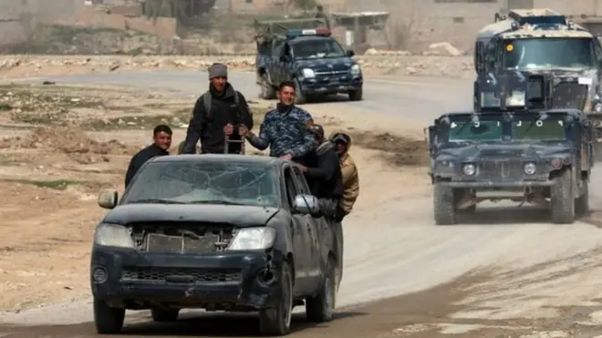 Musul'un batısına doğru ilerleyen Irak güçleri, IŞİD militanlarıyla şiddetli çatışmalara girişti.