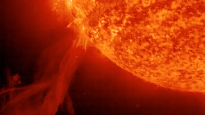 Las erupciones solares liberan una gran cantidad de partículas que se dispersan por el sistema solar, incluso más allá de Plutón.