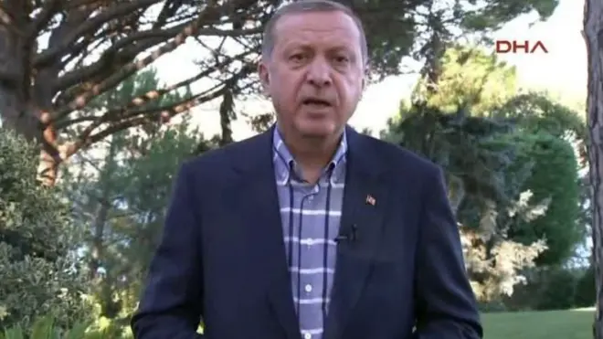 Cumhurbaşkanı Erdoğan, AKP'nin kuruluşunun 15'inci yıldönümünde partinin genel merkezinde düzenlenen törene İstanbul'dan telekonferansla bağlandı.