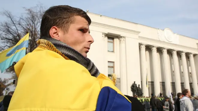 Утром в четверг возле Верховной рады собрались примерно полторы тысячи человек