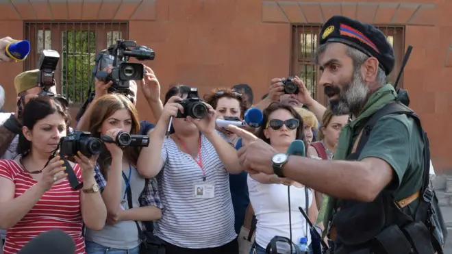 Захватившие отделение полиции потребовали отставки президента