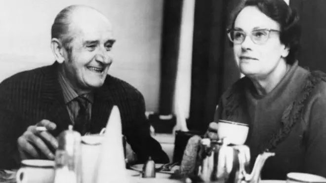 ہاؤٹن اور انکی محبوبہ ایتھل گی برطانوی آبدوزوں کے بارے میں خفیہ اطلاعات چوری کر کے روسی خفیہ ایجنسی کے جی بی کو پہنچاتے تھے