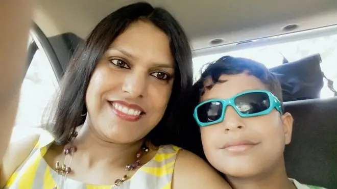 અમૃતા સિંહ તેમના પુત્ર કૌસ્તુબ સાથે