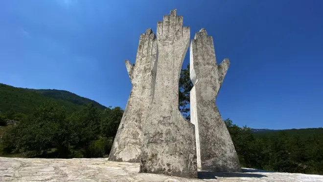 Centralno spomeničko obeležje u Dolima su tri ruke koje streme ka nebu - dečija, ženska i muška