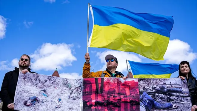 Петр Трофимов (в центре) на акции в Финляндии