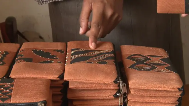 Les tissus d’écorces redeviennent à la mode en Ouganda.