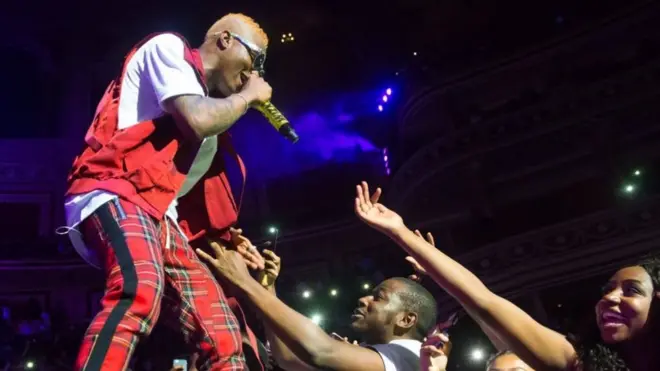 Wizkid on top stage as fans just dey feel am.