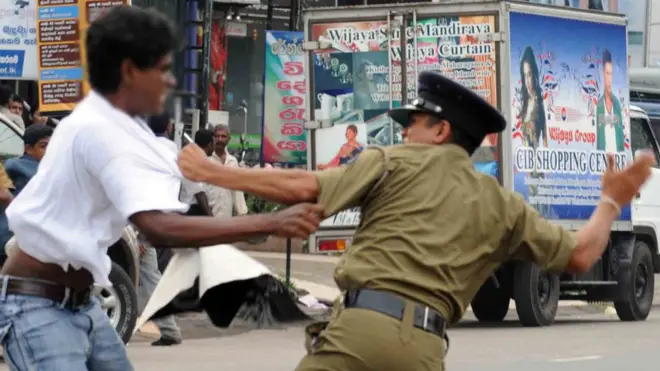 පොලිස් ප්‍රහාර: 'ගංජා, කුඩු දාල හිරේ යවනවා'