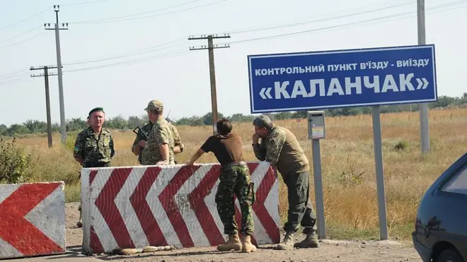 У понеділок ФСБ Росії затримала на адмінкордоні з Кримом, на пункті пропуску Каланчак, двох українських ‎правозахисників