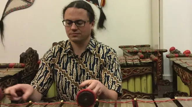 Jonathan Roberts mengambil gelar doktor dengan penelitian soal karawitan.