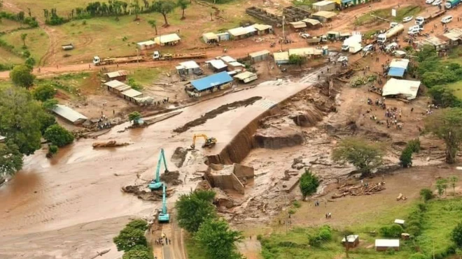 Juhudi za kuipata na kuivuta miili kutoka kwenye matope zimekwmaishwa na usafiri baada ya barabara zinazokwenda katika maeneo hayo kuharibika.