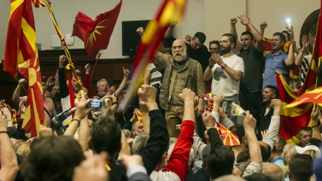 Демонстрантам, захватившим парламент и избившим нескольких депутатов, не понравился новый спикер-албанец