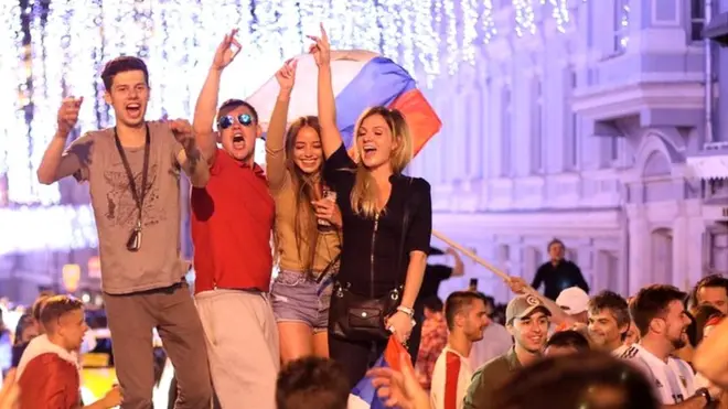 Улица Никольская в Москве сначала стала популярна у иностранных болельщиков ,а потом туда потянулись российские