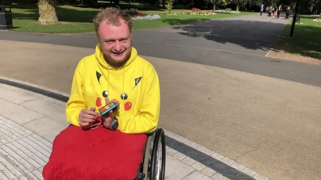 매튜 깁슨은 포켓몬고가 출시되기 전에는 집 밖으로 나가고 싶은 적이 별로 없었다고 말했다