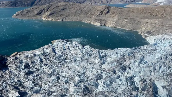 ذوبان الغطاء الجليدي في غرينلاند هو أكبر مساهم منفرد في ارتفاع مستوى سطح البحر، وما يحدث للغطاء الجليدي سيؤثر على بقية العالم.