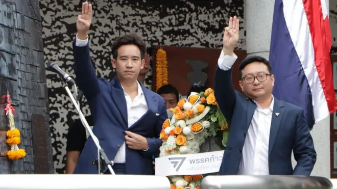 พิธา ลิ้มเจริญรัตน์ (ขวา) หัวหน้าพรรคก้าวไกล และชัยธวัช ตุลาธน เลขาธิการพรรค ชูสัญลักษณ์สามนิ้วระหว่างร่วมพิธีรำลึกเหตุการณ์ 14 ตุลา เมื่อปี 2563 ซึ่งเป็นช่วงที่ "คณะราษฎร" จัดการชุมนุมใหญ่ที่อนุสาวรีย์ประชาธิปไตย