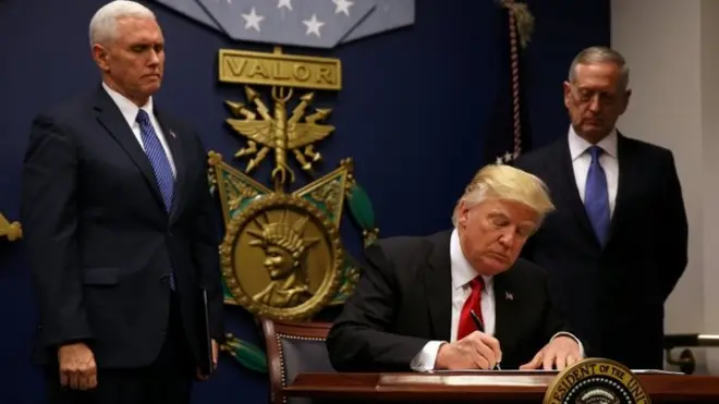 دونالد ترامپ به همراه جیمز ماتیس، وزیر دفاع (سمت راست) و مایک پنس، معاون آقای ترامپ