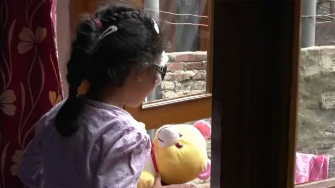 منیفہ نذیر کی دائیں آنکھ پتھر کے زد میں آ گئی