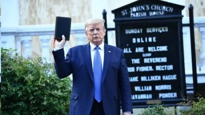 ประธานาธิบดีโดนัลด์ ทรัมป์ ถือคัมภีร์ไบเบิลอยู่ด้านหน้าโบสถ์เซนต์จอห์นหลังเสร็จสิ้นการแถลงกรณีจอร์จ ฟลอยด์
