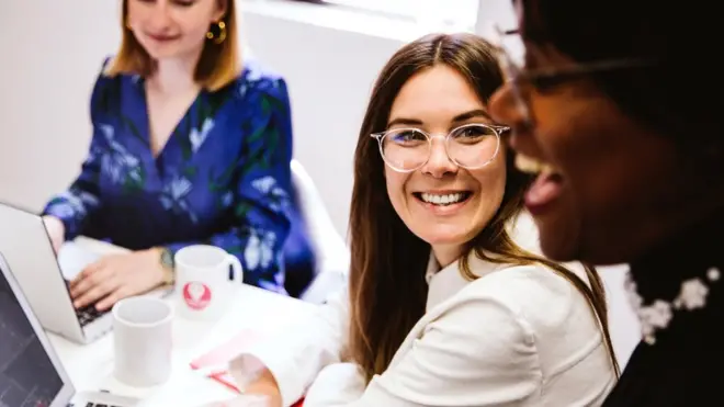 De grandes entreprises sponsorisent les cours de codage organisés par Code First Girls.