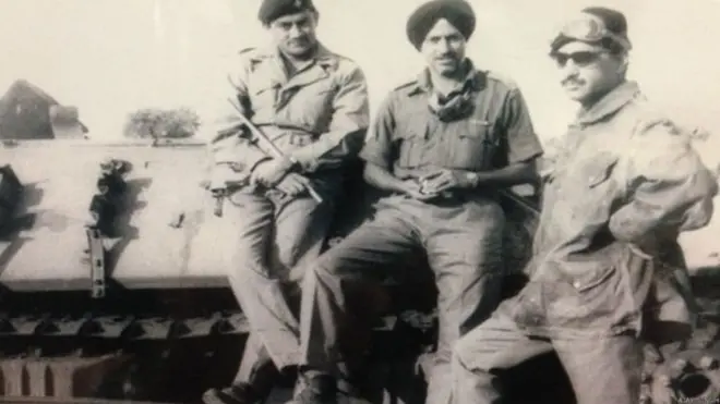 कैप्टन अजय सिंह, मेजर राठी और लेफ्टिनेंट कर्नल तारापोर (सबसे दाहिनी ओर)