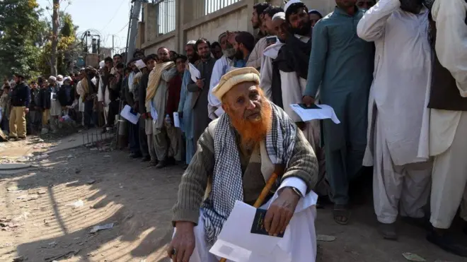 پاکستان وایي افغان وګړو ته د ویزو ورکولو چاره اسانوي