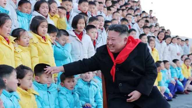 북한 김정은 국무위원장이 2023년 1월 1일 공개된 이 사진에서 평양에서 조선노동당 산하 전국아동연합(KCU) 소속 어린이들을 만나고 있다