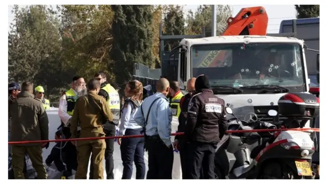 卡车挡风玻璃上布满弹孔