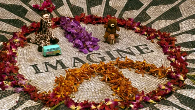 На месте губийства Леннона каждый год появляется импровизированный мемориал