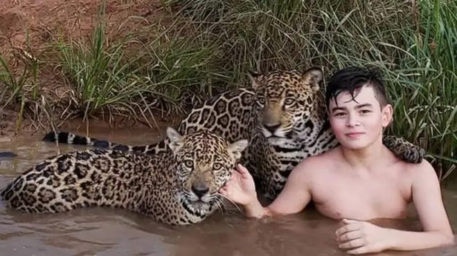 انتشرت هذه الصورة لتياغو بمعية الفهود بشكل واسع في الانترنت، ويبدو في الصورة أن احد الفهود يعانقه