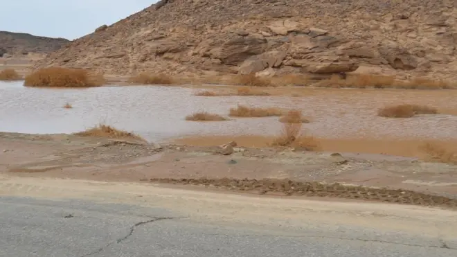 أغلقت السلطات المصرية عدد من الطرق الرئيسية بسبب تجمع مياه السيول، ما يشكل خطورة على حركة السير