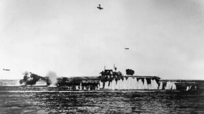 Битва у Санта-Круз. "Хорнет" под ударами японских самолетов. Японцы топили корабль несколько часов