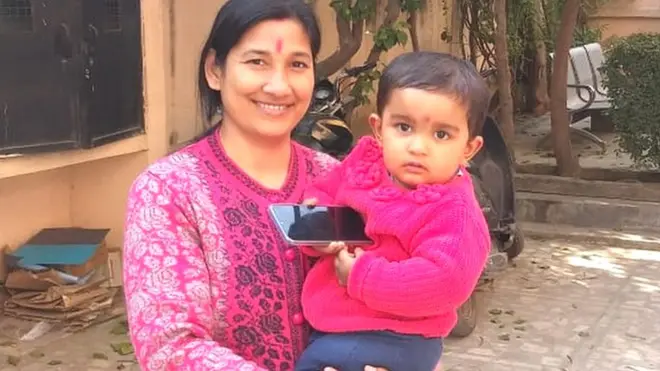 एकता अपनी बच्ची के साथ