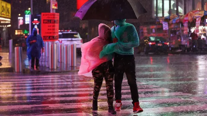 أعلنت حالة الطوارئ في مدينة نيويورك بعد أن اجتاحتها موجة قياسية من الأمطار والفيضانات جراء العاصفة الاستوائية إيدا.